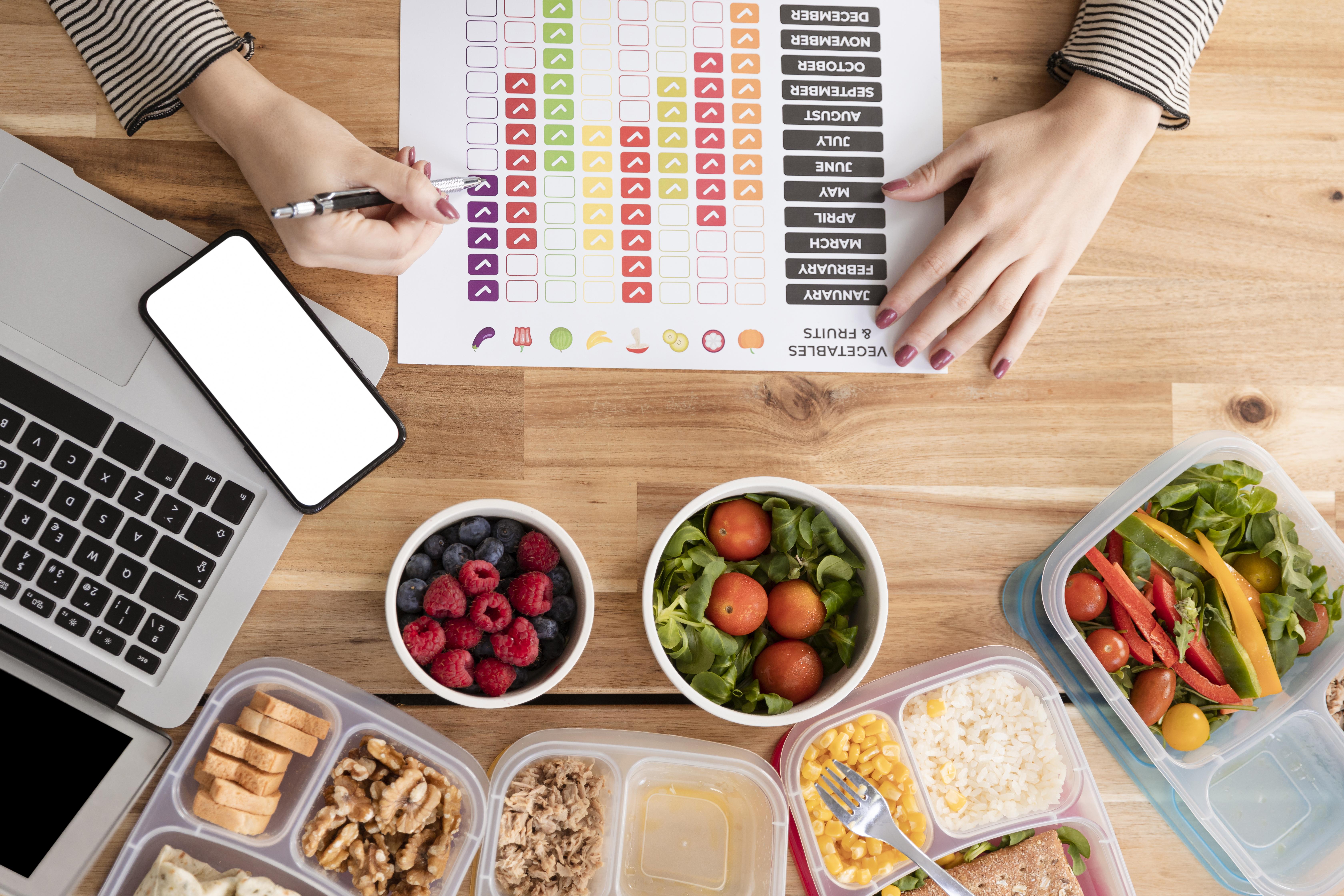 Vista superior de platos de comida saludable y nutritiva con plan de dieta